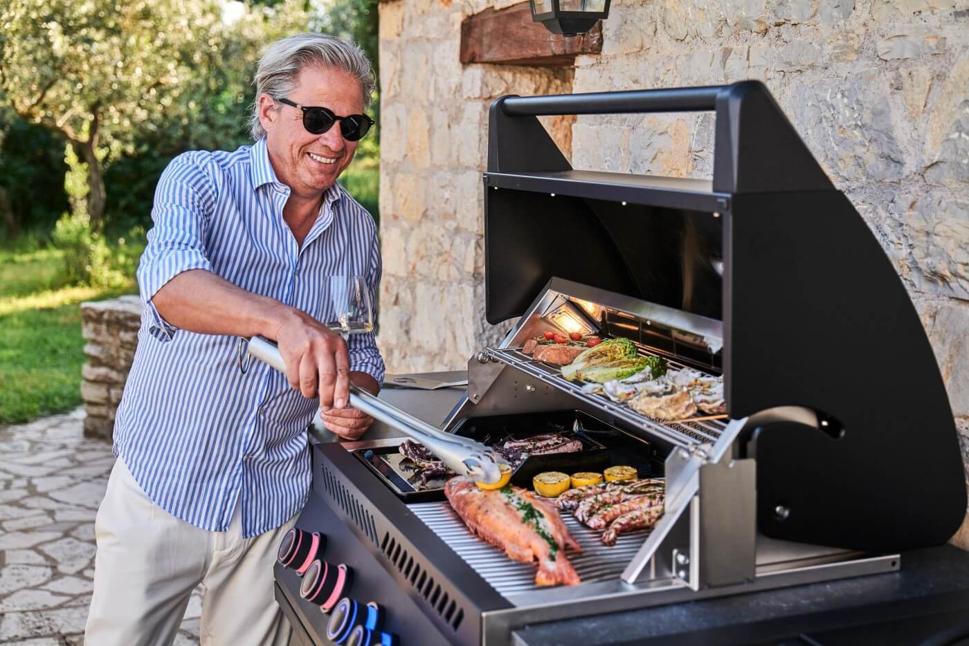 Gallery Image 6 - OASIS® 106 Outdoor Kitchen, Built-in 700 Series 32