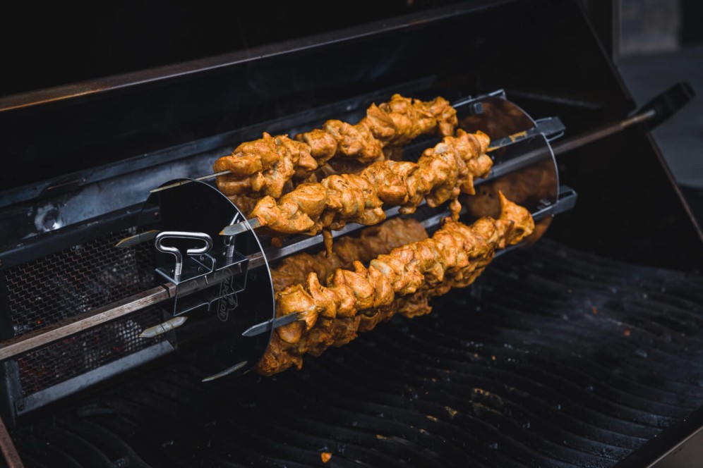 https://www.napoleon.com/sites/default/files/styles/gallery_item/public/products/64008-Web-Gallery-05-ChickenSkewers_Rotisserie_OnGrill_1_.jpg?itok=YiljreYq