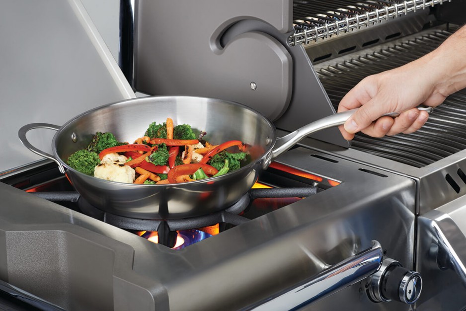 70028-stainless-steel-wok-in-use-1200px_0